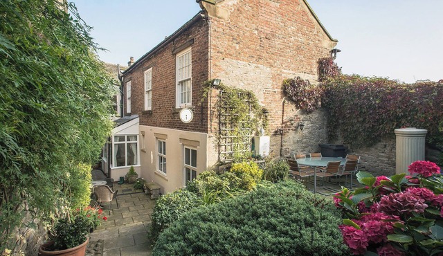 An impressive cottage with beams and views of the Middleham Castle.