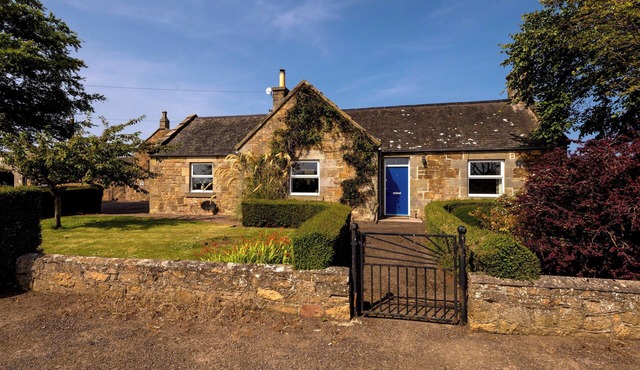 An impressive and unique 3-bedroom cottage in a picturesque countryside setting. Sleeps 5.