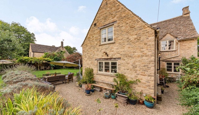An impressive five bedroom country home in the heart of the Cotswolds - Barnsley Cottage
