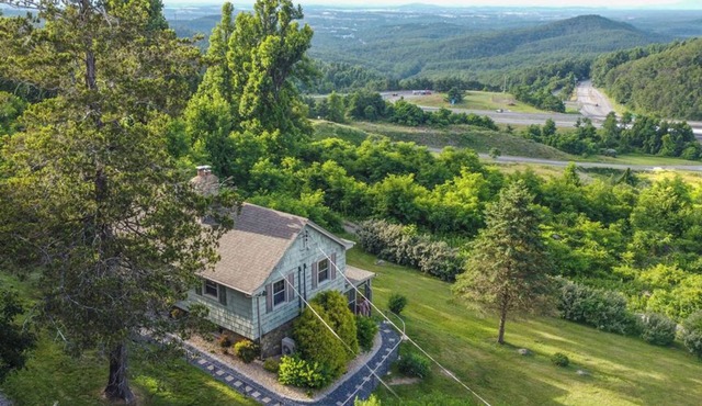 An inviting mountain cottage near Swannanoa featuring scenic views, a cozy wood-burning fireplace, and dedicated EV charging. Close to Nelson 151 wineries, trails, and Charlottesville for an easy, comfortable getaway.