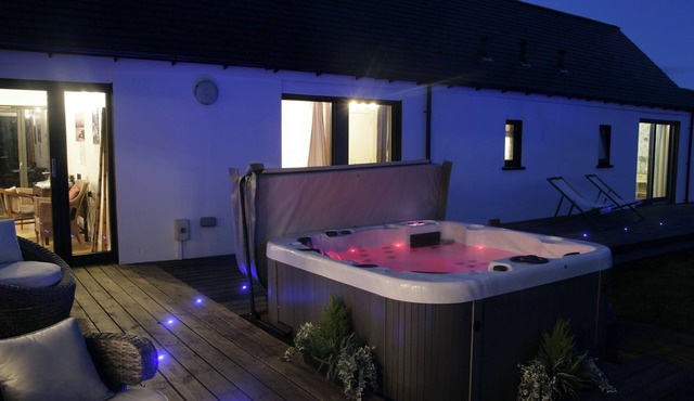 An Linnean: Cosy serene island escape with sea views/hot tub. Pet-friendly