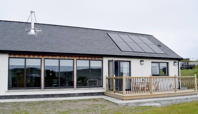 AN LOCHAN, pet friendly, with hot tub in Leverburgh