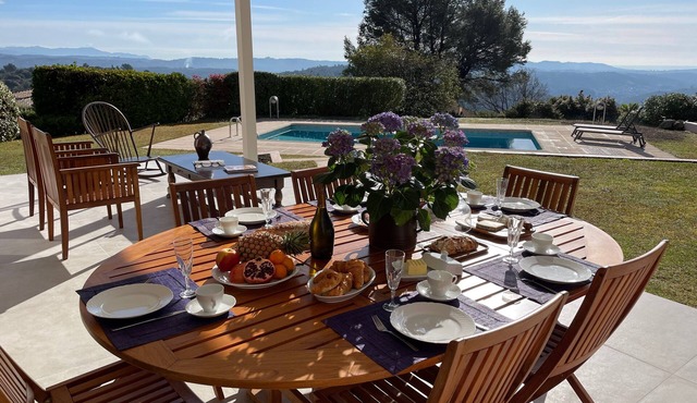 An oasis of peace and quite with sea view on Cannes bay