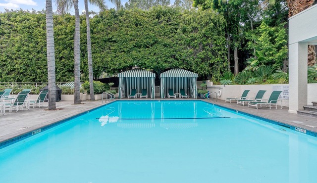 An Oasis off Sunset Blvd. Walking distance to great restaurants and nightlife.