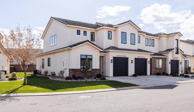 An Oasis View @ Freedom Village | Perfect for Large Groups | Community Amenities