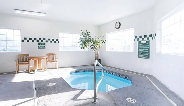 An Oenophile’s Delight in Red Lion McMinnville! FREE Parking and Pets Allowed!