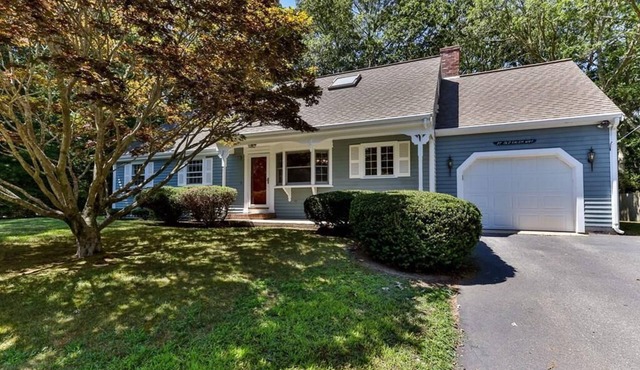 An Osterville Gem!Very close to town and beach!