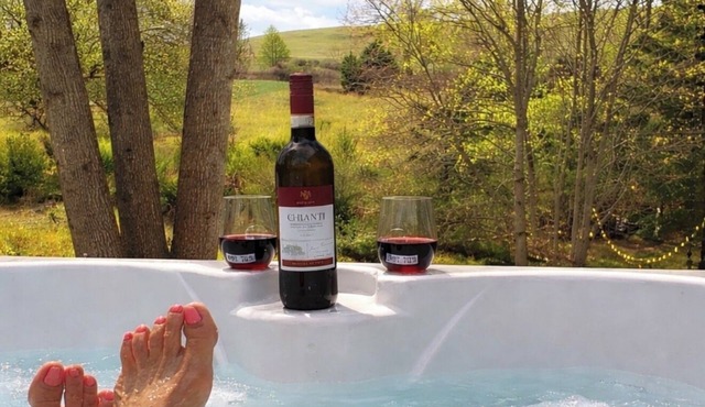 An Upscale Couples Escape! Hot Tub & Fire Pit Outdoor TV ⛄️Cold?Come Chillax 🔥