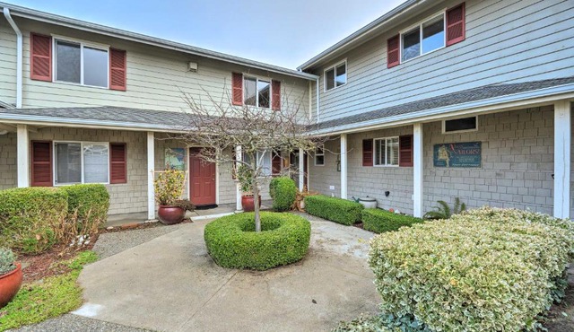 Anacortes Condo - Walk to Town, Marina, and Bay!