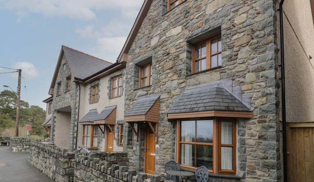 ANADLU, pet friendly, with a garden in Llanbedr