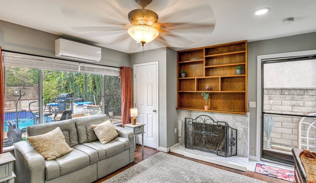Anaheim Studio w/Fireplace: 14 Mi to Disneyland!