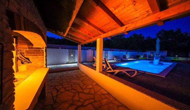 ANAI Serenity apartment , private heated pool and Hot Tub