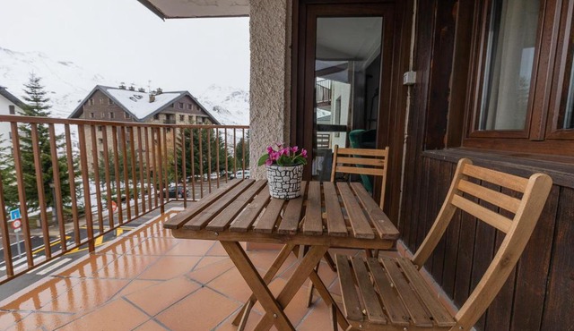 Anayet - Plaza del Reloj en FORMIGAL - by PIRINEOS 360