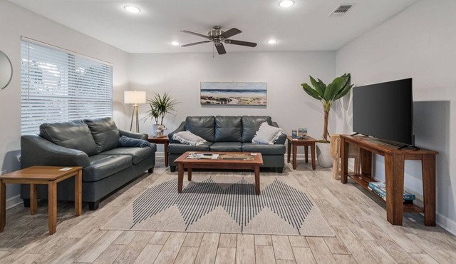 Anchor Bungalow 3-bedroom house with AC, WiFi in peaceful Pensacola