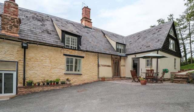 ANCHOR & CAN, pet friendly, with a garden in Hole-In-The-Wall.