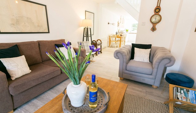 Anchor Cottage - a coastal that sleeps 6 guests in 3 bedrooms