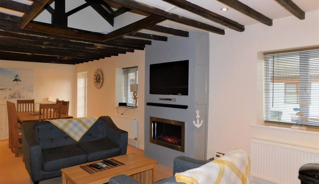 Anchor Cottage - enjoy plenty of space in this fabulous open planned, reversed level house.