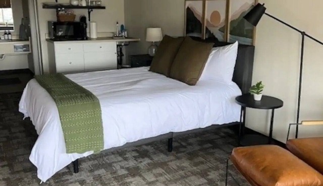 Anchor Point Stays - Room 6