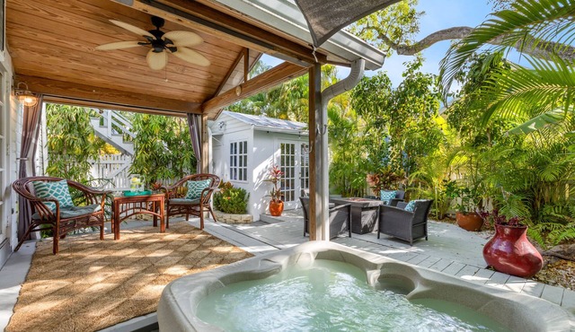ANCHORS AWAY ~ Cheerful 1 BR, 1 Ba Condo with Private Hot Tub in The Meadows!