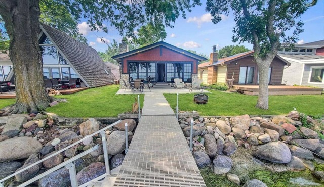 Anchors Away Cottage on Big Spirit Lake (Lakefront)