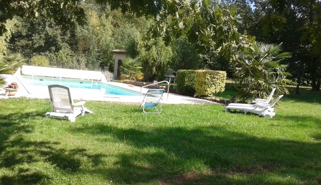 Ancien Four à Pain Dans un Écrin de Nature