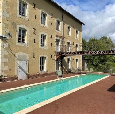 Ancien moulin au bord du Loir, avec piscine chauffée