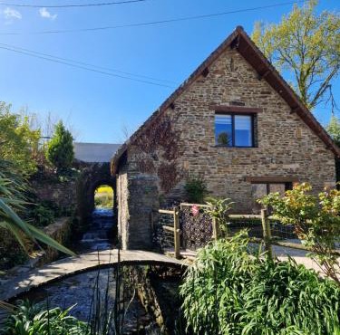 Ancien moulin près d'un ruisseau