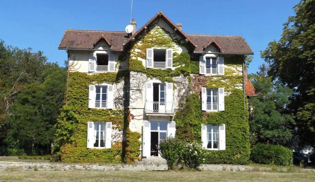 Ancien Pavillon de Chasse Situé Dans une Campagne Paisible .