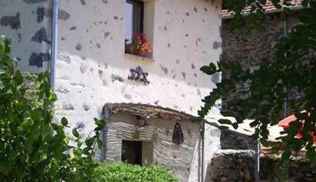 Ancien pigeonnier restauré avec terrasse, terrain clos et équipements bébé à Sarlanges, Retournac - FR-1-582-167