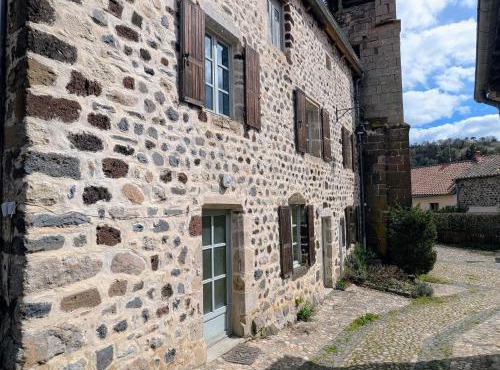 Ancien presbytère avec 3 chambres au pied d'une forteresse médiévale - FR-1-582-113