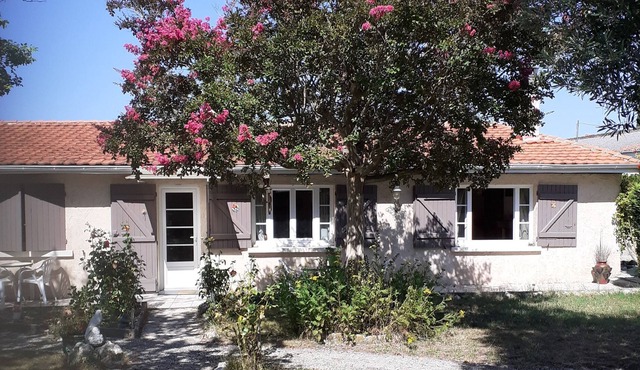 anciene house, in stone, surrounded by walls, in a quiet village