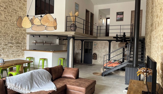 Ancienne Cave Vinaire Aménagée en Loft Avec Patio et Mini-piscine