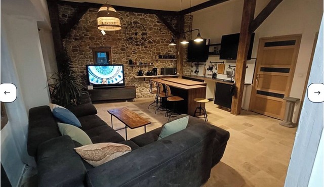 Ancienne Grange Rénovée Dans Cour Privée au Calme Avec Jardin sur les Remparts