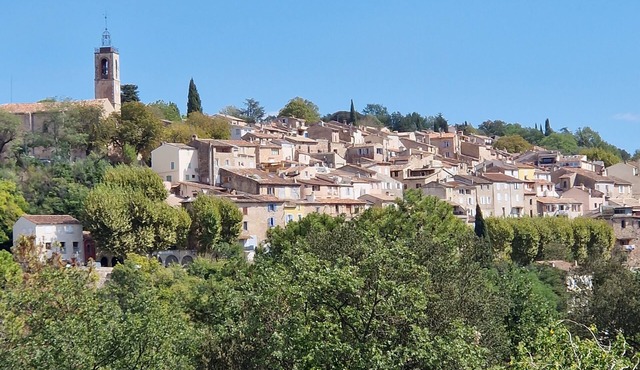 Ancienne Maison Située au Cœur D'un Village Provençale