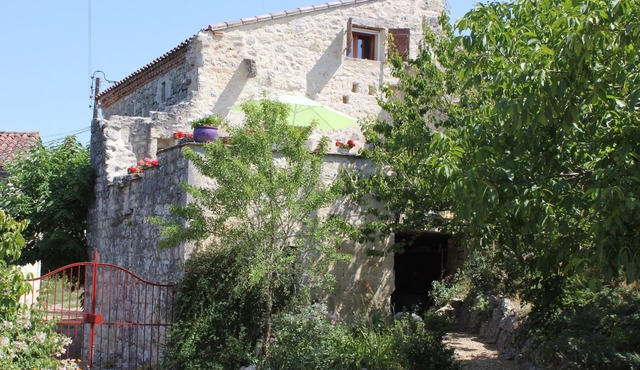 Ancient barn tastefully restored 4 kilometres from Cordes sur Ciel Tarn