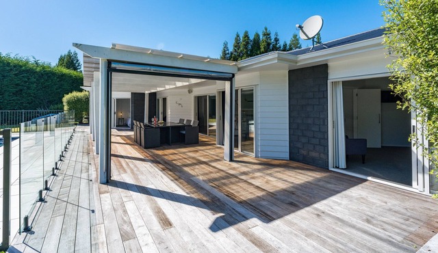 And Relax with pool and wifi