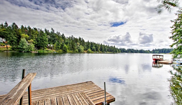 Anderson Island Retreat w/Lakefront Deck & Canoe!