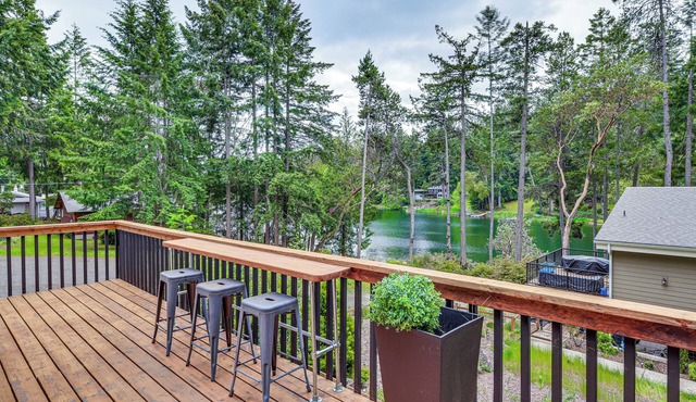 Anderson Island Home w/Deck: Steps to Lake!