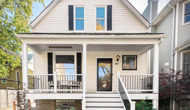 Andersonville Charming 3 Bedroom/2 Bath House with Family Room plus Yard & Patio