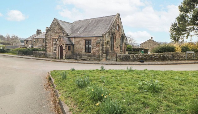 ANDLESTONE, pet friendly, character holiday cottage in Winster