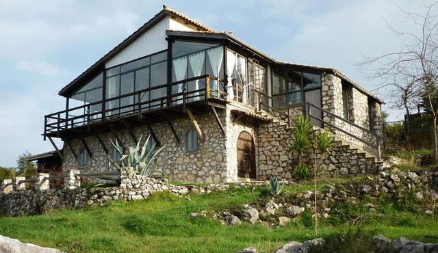 Andraclos House