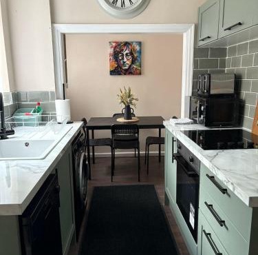 Anfield Home - Sleeps 7 - 1 min walk to Stadium!