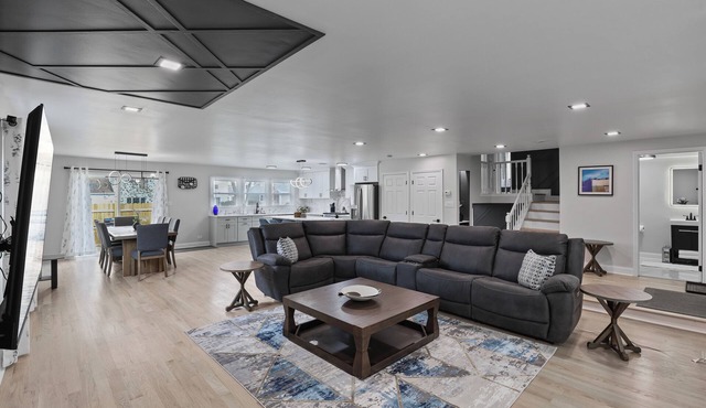 Angel: Beautiful Spacious Modern house w/large Fully Fenced yard!