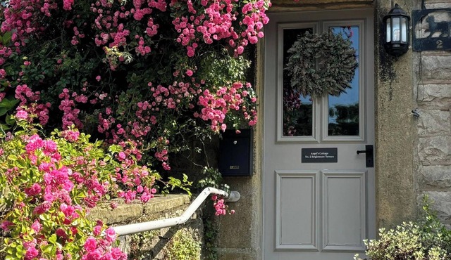 ANGEL'S COTTAGE, pet friendly, character holiday cottage in Tideswell