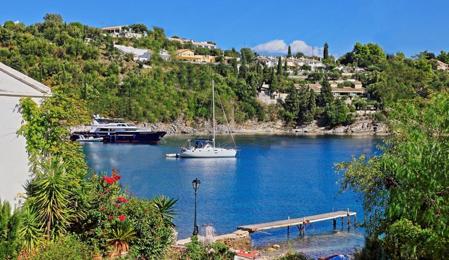 Angelina: Charming studio, terrace views, steps from Kalami beach