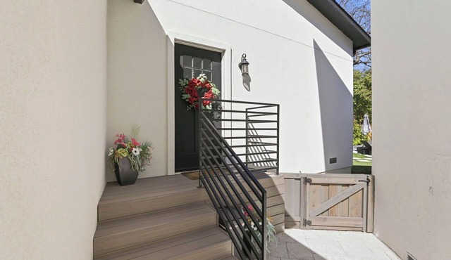 Angie Oasis Yard, Loft & Stocked Kitchen near shopping & easy access to highway
