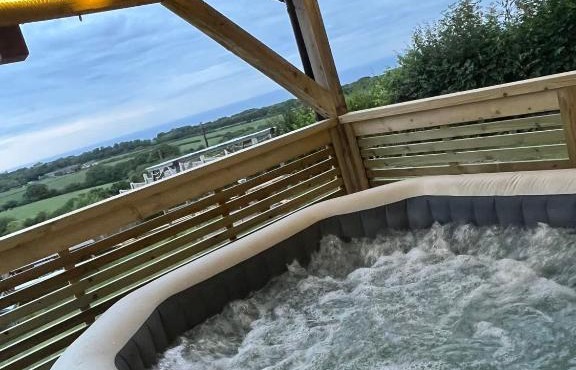 Angies Den - quirky cabin with hot tub & views