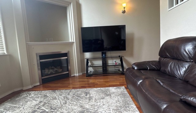 Angkla suits 4-bedroom house located in E.G with WiFi, washer, dryer and garage