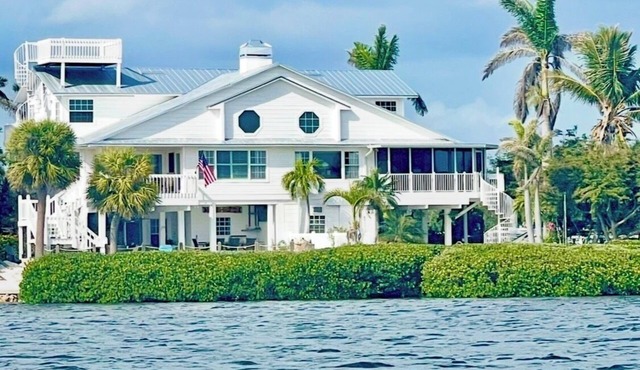 Angler's Luxury Waterfront in Bokeelia - Infinity Pool, Bar & Dock for Fishing