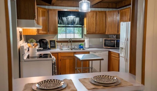 Angler's River Cabin & Guest House w/Private Dock on Little Red River